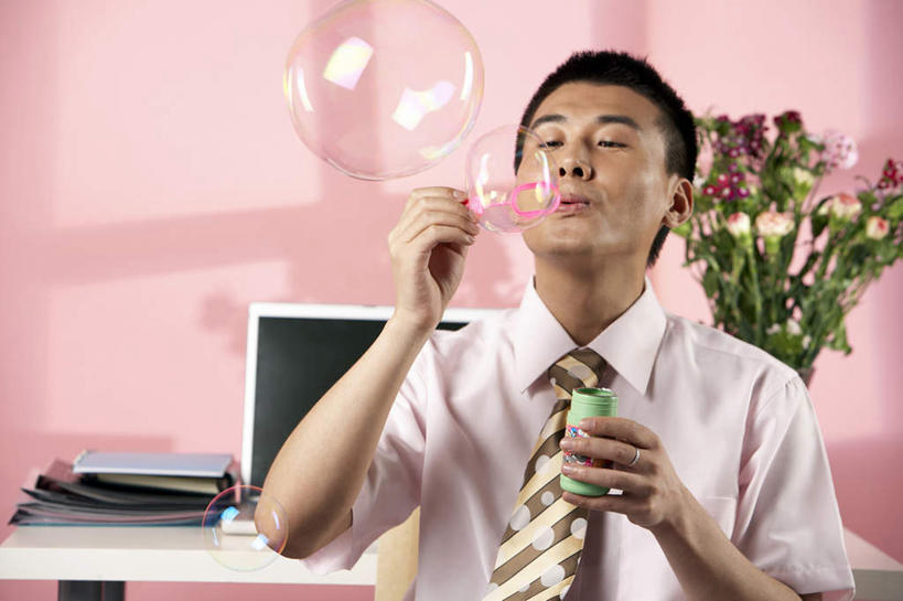 一个人,坐,横图,留白,正面,仰视,自由,笔记本电脑,窗户,桌子,花瓶,椅子,北京,中国,亚洲,小贩,裤子,领带,吹气,花,自然,轮胎,花束,看,休息,休闲,放松,童年,压力,摄影,创造力,专心,舒适,享乐,走神,出示,无忧无虑,计算机,年轻男性,中国人,年轻人,触摸,半身,彩图,低角度拍摄,欢乐,办公室职员