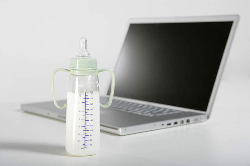 无人,办公室,横图,白天,留白,白色背景,通讯,纯洁,笔记本电脑,技术,静物,亚洲,瓷器,奶瓶,饮食,两个,白色,牛奶瓶,瓶子,容器,童年,奶嘴,婴儿用品,储藏,风格,愉悦,储存,反差,比例,东亚,北京市,无线电技术,计算机,年轻人,彩图,影棚拍摄,贮存