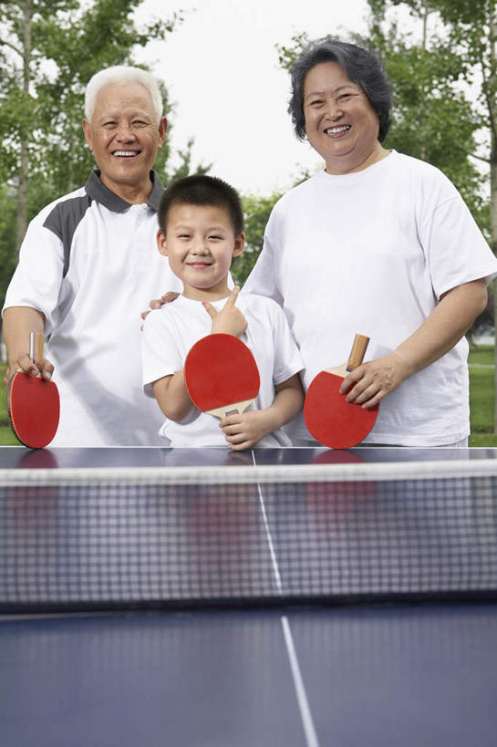 老年人,三个人,家庭,兄弟,祖母,祖父,公园,站,微笑,竖图,正面,仰视,自由,幸福,纯洁,合作,团队,竞争,城市,北京,中国,亚洲,网,T恤,刺激,草,春天,看,手势,放松,童年,凝视,摄影,生长,希望,专心,愉悦,中国文化,护理人员,无忧无虑,老年男性,老年女性,男孩,男人,男性,女人,女性,中国人,孙子,触摸,彩图,低角度拍摄,打手势,精力