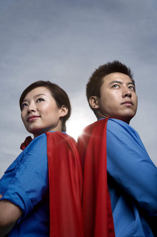 东方人,中年人,两个人,商务人士,商务男性,商务女性,站,双手交叉,微笑,竖图,室外,白天,留白,镜头眩光,仰视,民族服装,衬衫,兴奋,成功,合作,团队,信心,多云,套装,服装,古典,文化,飞,传统,衣服,背靠背,概念,幻想,活力,力量,模仿,摄影,服饰,幽默,古装,双手抱胸,敏捷,商务装,合伙,斗篷,挑战,想象,工薪阶层,渴望,勇气,韵味,超级英雄,英雄,进展,想法,能力,男人,男性,年轻男性,女人,女性,中年女性,中国人,年轻人,白领,上班族,仰头,半身,彩图,低角度拍摄,衬衣,传统服装,民俗服,办公室职员