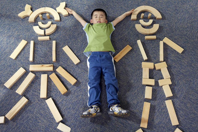 东方人,儿童,头发,一个人,学生,躺,举,微笑,横图,俯视,室内,白天,正面,夜生活,快乐,兴奋,友谊,纯洁,玩具,亚洲,仅一个男性,仅一个人,许多,伸展,木制,瓷器,很多,教育,休闲装,刺激,小孩,黑色,工艺品,托,仅一个小孩,教室,积木,放松,幻想,可爱,童年,童趣,财富,块状,生长,灵感,创造力,享乐,愉悦,手艺,想象,童真,东亚,烂漫,无邪,发展,北京市,柔和,快活,欢愉,康乐,无忧无虑,天真,男孩,男人,男性,亚洲人,中国人,孩子,休闲活动,触摸,举起,举手,举着,向上举,向上伸,向上托,仰卧,彩图,高角度拍摄,高兴,欢乐,男生,拟人