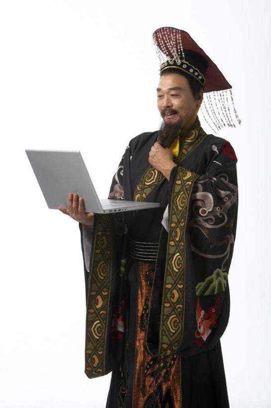 东方人,中年人,老年人,胡须,一个人,演员,站,微笑,竖图,白色背景,民族服装,快乐,异乎寻常,笔记本电脑,互联网,技术,仅一个男性,仅一个人,仅一个中年男性,表演,服装,古典,联系,注视,文化,传统,刺激,衣服,观察,看,摄影,服饰,观看,皇帝,幽默,古装,察看,领导,关注,中国文化,反差,秦朝,韵味,无线电技术,把握,计算机,老年男性,男人,男性,中年男性,中国人,胡子,络腮胡,半身,彩图,影棚拍摄,传统服装,民俗服,传统文化,掌控