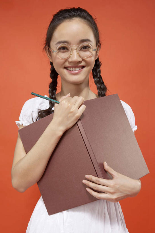 东方人,成年人,一个人,站,笑,微笑,露齿笑,竖图,特写,正面,快乐,满意,兴奋,纯洁,成功,亚洲,学习,瓷器,眼镜,拿着,练习本,刺激,休息,休闲,独立,放松,决定,可爱,童年,童趣,生长,麻花辫,灵感,惊奇,幽默,专心,酷,享乐,愉悦,运送,童真,东亚,烂漫,无邪,北京市,解决,天真,年轻女性,女人,女性,亚洲人,中国人,年轻人,书,休闲活动,半身,彩图,影棚拍摄,欢乐,苦尽甘来