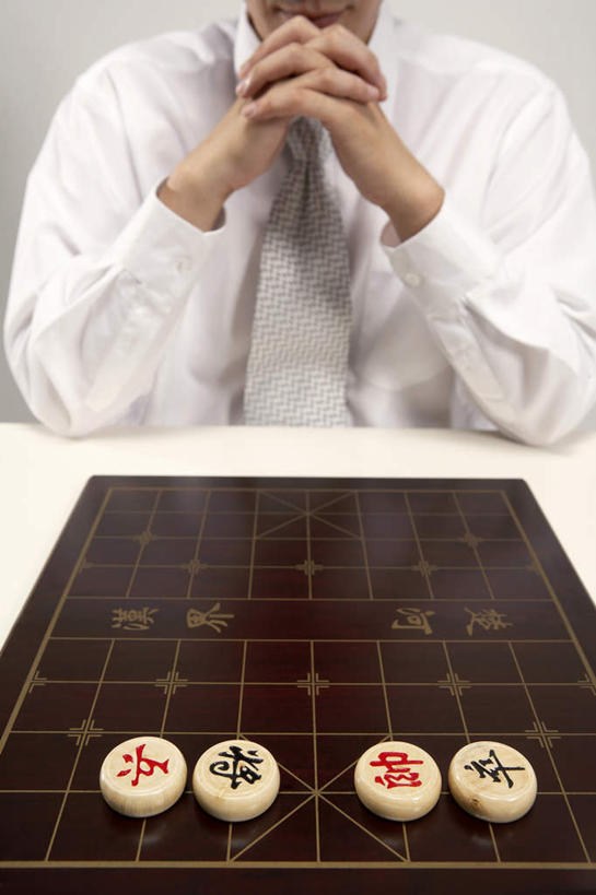 中年人,一个人,商务人士,商务男性,坐,握手,竖图,室内,衬衫,商务,游戏,竞争,仅一个男性,仅一个人,套装,书桌,仅一个年轻男性,思考,想,摄影,中国文化,商务装,选择,等,挑战,工薪阶层,敌对,策略,中国象棋,技能,能力,男人,男性,年轻男性,中国人,年轻人,白领,上班族,休闲活动,搀手,拉手,手拉手,手握手,彩图,衬衣,传统文化