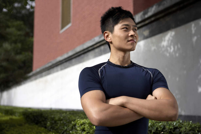 东方人,一个人,站,微笑,横图,室外,白天,锻炼,运动,仅一个男性,仅一个人,T恤,仅一个年轻男性,黑色,摄影,环境,决心,男人,男性,年轻男性,中国人,年轻人,休闲活动,半身,彩图,短发