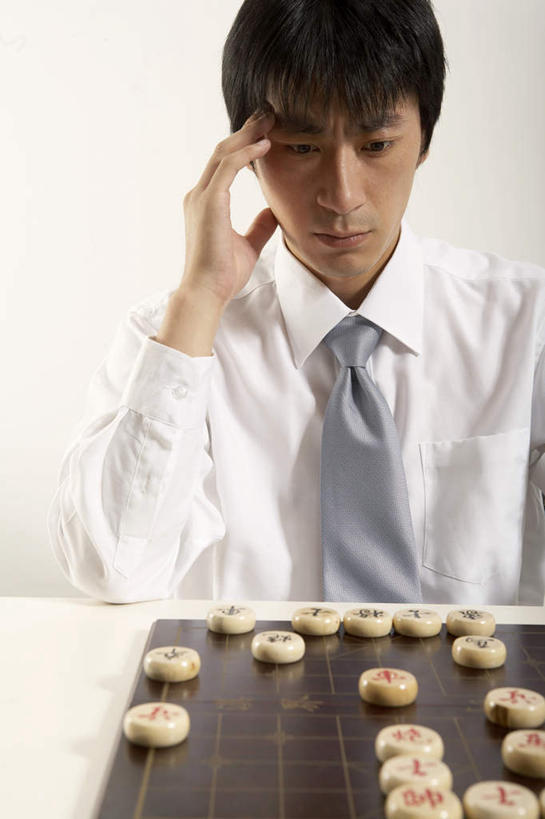 中年人,一个人,商务人士,商务男性,坐,举,竖图,俯视,室内,白色背景,衬衫,商务,游戏,竞争,仅一个男性,仅一个人,套装,书桌,仅一个年轻男性,托,思考,国际象棋,想,摄影,焦点,商务装,选择,挑战,工薪阶层,敌对,策略,中国象棋,技能,担心,男人,男性,年轻男性,中国人,年轻人,白领,上班族,休闲活动,举起,举手,举着,向上举,向上伸,向上托,半身,彩图,高角度拍摄,衬衣,传统文化