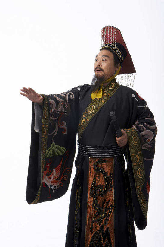 东方人,中年人,老年人,胡须,一个人,演员,站,举,笑,微笑,竖图,白色背景,民族服装,快乐,仅一个男性,仅一个人,仅一个中年男性,表演,服装,古典,警告,文化,传统,衣服,手势,托,张嘴,警示,摄影,服饰,皇帝,禁止,惊奇,古装,停止,提醒,剑,提示,限制,中国文化,暂停,张大嘴巴,停滞,秦朝,韵味,担心,危险,老年男性,男人,男性,中年男性,中国人,胡子,络腮胡,张开嘴,举起,举手,举着,向上举,向上伸,向上托,仰头,彩图,影棚拍摄,传统服装,民俗服,打手势,传统文化