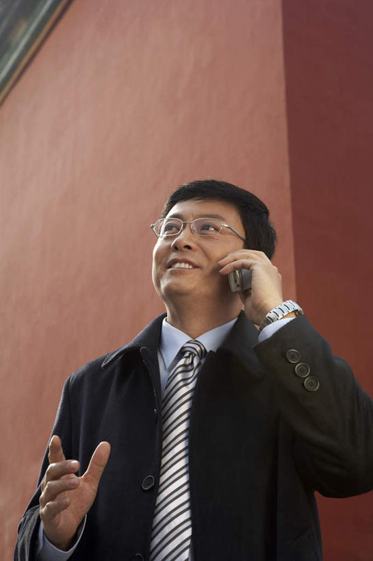 东方人,老年人,一个人,商务人士,商务男性,故宫,站,微笑,竖图,室外,白天,仰视,衬衫,商务,通讯,幸福,手机,北京,中国,仅一个男性,仅一个人,仅一个中年男性,套装,墙,混凝土,联系,历史,地标建筑,摄影,商务装,工薪阶层,东亚,万里无云,无线电技术,老年男性,男人,男性,中年男性,中国人,白领,上班族,石块,半身,彩图,低角度拍摄,衬衣
