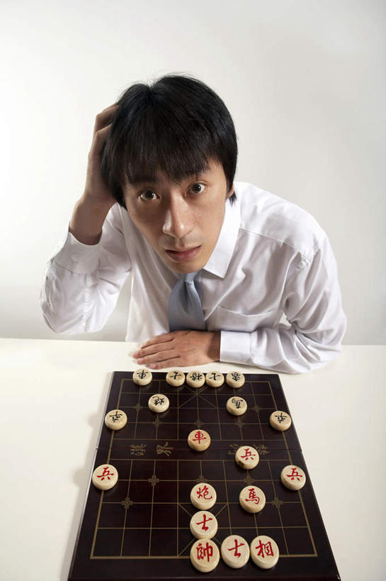 中年人,一个人,商务人士,商务男性,坐,举,竖图,俯视,室内,白色背景,衬衫,商务,游戏,竞争,仅一个男性,仅一个人,套装,书桌,仅一个年轻男性,托,思考,国际象棋,想,摄影,商务装,选择,挑战,工薪阶层,敌对,策略,中国象棋,技能,迷惑,能力,担心,男人,男性,年轻男性,中国人,年轻人,白领,上班族,休闲活动,举起,举手,举着,向上举,向上伸,向上托,半身,彩图,高角度拍摄,衬衣,传统文化