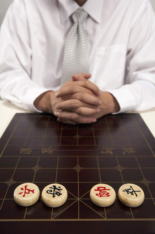 中年人,一个人,商务人士,商务男性,坐,握手,竖图,室内,衬衫,商务,游戏,竞争,仅一个男性,仅一个人,套装,书桌,仅一个年轻男性,思考,想,摄影,中国文化,商务装,选择,等,挑战,工薪阶层,敌对,策略,中国象棋,技能,能力,男人,男性,年轻男性,中国人,年轻人,白领,上班族,休闲活动,搀手,拉手,手拉手,手握手,彩图,衬衣,传统文化