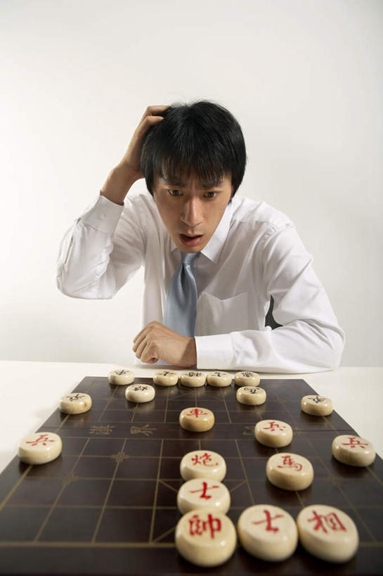 中年人,一个人,商务人士,商务男性,坐,举,竖图,俯视,室内,白色背景,衬衫,商务,游戏,竞争,仅一个男性,仅一个人,套装,书桌,仅一个年轻男性,托,思考,国际象棋,想,摄影,商务装,选择,挑战,工薪阶层,敌对,策略,中国象棋,技能,迷惑,能力,担心,男人,男性,年轻男性,中国人,年轻人,白领,上班族,休闲活动,举起,举手,举着,向上举,向上伸,向上托,半身,彩图,高角度拍摄,衬衣,传统文化