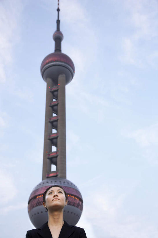 东方人,成年人,脸,头,脸颊,一个人,商务人士,商务女性,站,竖图,室外,白天,留白,正面,仰视,商务,建筑,上海,套装,塔,现代,肩膀,表,想,沉思,摄影,观看,肖像,商务装,工薪阶层,女人,女性,中国人,年轻人,头部,脸部,脸蛋,面部,白领,上班族,彩图,低角度拍摄,旅行,当代,东方明珠塔,商务旅行,摆拍