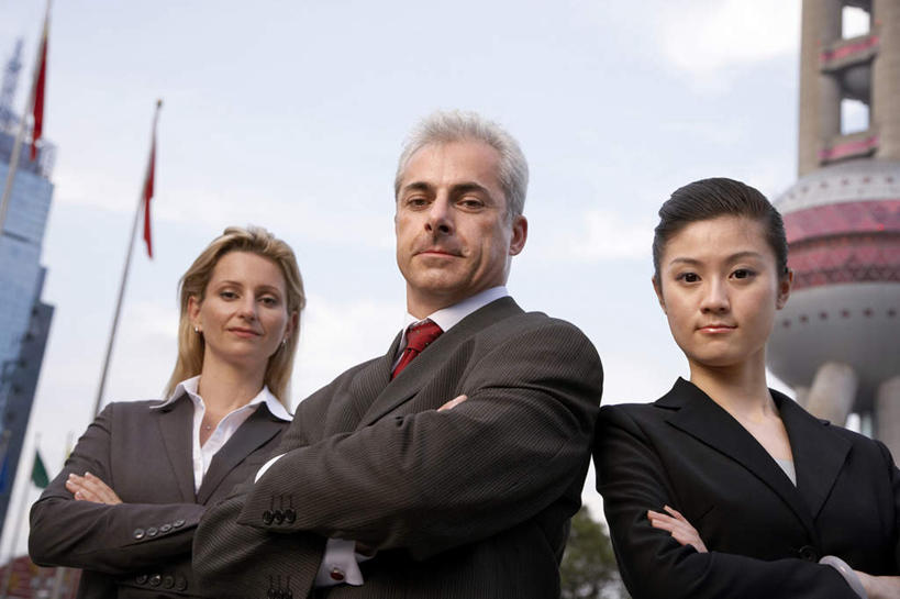 东方人,成年人,中年人,老年人,脸,头,脸颊,三个人,商务人士,商务男性,商务女性,站,双手交叉,横图,室外,白天,仰视,衬衫,商务,合作,团队,信心,上海,套装,肩膀,衣服,摄影,双手抱胸,肖像,商务装,合伙,工薪阶层,男人,男性,女人,女性,中国人,年轻人,头部,脸部,脸蛋,面部,白领,上班族,外衣,彩图,低角度拍摄,衬衣,旅行,东方明珠塔,商务旅行,白色人种,摆拍,态度