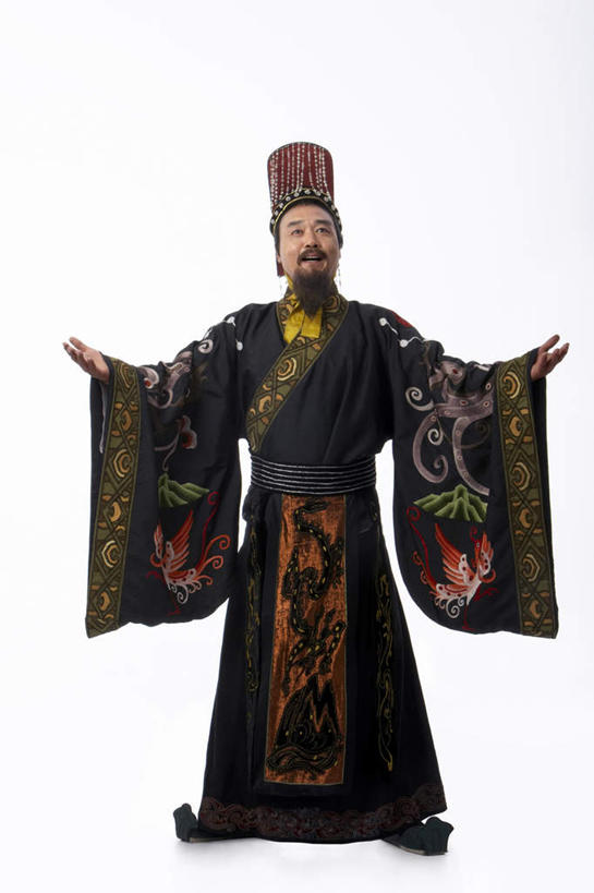 东方人,中年人,老年人,胡须,一个人,演员,站,举,微笑,竖图,白色背景,民族服装,快乐,幸福,仅一个男性,仅一个人,仅一个中年男性,表演,服装,古典,文化,传统,衣服,托,张嘴,摄影,服饰,皇帝,古装,中国文化,张大嘴巴,秦朝,韵味,老年男性,男人,男性,中年男性,中国人,胡子,络腮胡,张开嘴,举起,举手,举着,向上举,向上伸,向上托,仰头,彩图,影棚拍摄,传统服装,民俗服,传统文化