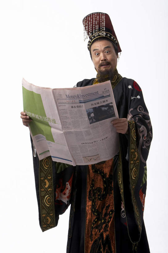 东方人,中年人,老年人,胡须,一个人,演员,站,微笑,竖图,白色背景,民族服装,商务,快乐,异乎寻常,报纸,仅一个男性,仅一个人,仅一个中年男性,表演,服装,古典,注视,文化,传统,刺激,衣服,观察,看,读书,金融,投资,摄影,服饰,观看,皇帝,惊奇,幽默,古装,察看,关注,中国文化,反差,秦朝,韵味,老年男性,男人,男性,中年男性,中国人,胡子,络腮胡,彩图,影棚拍摄,传统服装,民俗服,传统文化