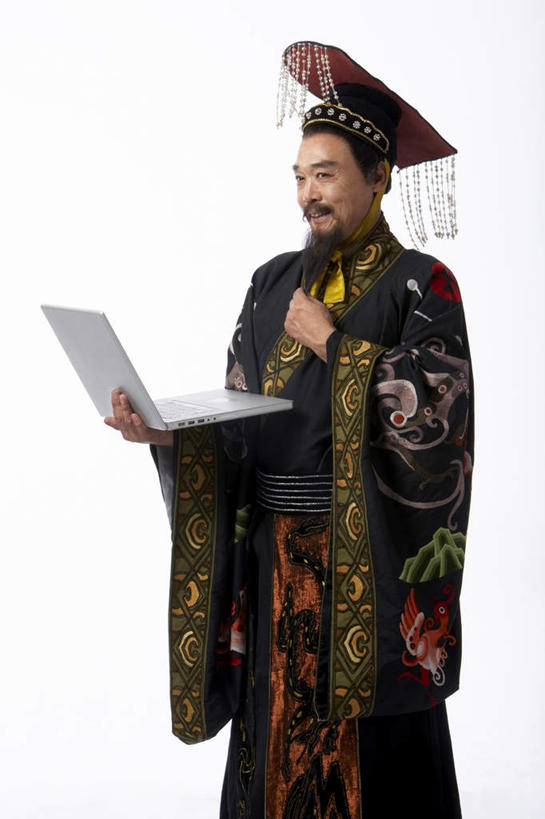 东方人,中年人,老年人,胡须,一个人,演员,站,微笑,竖图,白色背景,民族服装,异乎寻常,笔记本电脑,互联网,技术,仅一个男性,仅一个人,仅一个中年男性,表演,服装,古典,联系,注视,文化,传统,衣服,观察,看,想,摄影,服饰,观看,皇帝,幽默,古装,察看,领导,关注,中国文化,反差,秦朝,韵味,无线电技术,把握,计算机,老年男性,男人,男性,中年男性,中国人,胡子,络腮胡,半身,彩图,影棚拍摄,传统服装,民俗服,传统文化,掌控