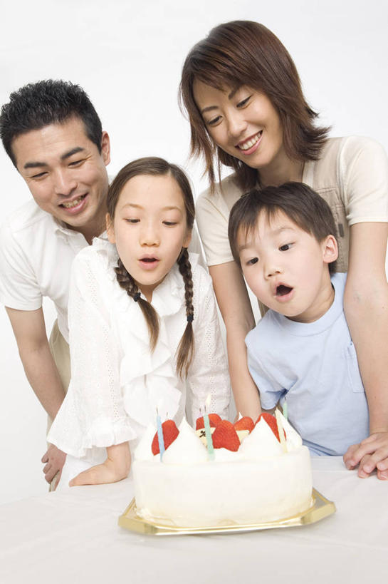 东方人,儿童,家庭,父母,母亲,父亲,女儿,儿子,兄弟,笑,微笑,室内,白色背景,聚会,友谊,纯洁,草莓,食品,糖果,小孩,可爱,童年,童趣,生活方式,明亮,童真,烂漫,无邪,天真,男孩,男人,男性,女孩,女人,亚洲人,孩子,彩图,影棚拍摄,蛋糕