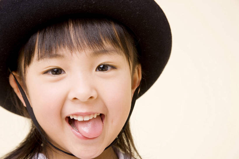 东方人,儿童,微笑,室内,制服,纯洁,帽子,小孩,可爱,童年,童趣,生活方式,肖像,童真,烂漫,无邪,天真,女孩,女人,亚洲人,孩子,彩图,影棚拍摄