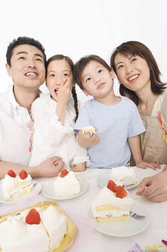 东方人,儿童,家庭,父母,母亲,父亲,女儿,儿子,兄弟,姐妹,笑,微笑,室内,白色背景,聚会,友谊,纯洁,草莓,食品,糖果,小孩,可爱,童年,童趣,生活方式,明亮,童真,烂漫,无邪,天真,男孩,男人,男性,女孩,女人,亚洲人,孩子,彩图,影棚拍摄,蛋糕