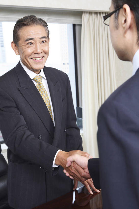 东方人,中年人,两个人,商务人士,握手,笑,微笑,室内,商务,讨论,成功,亚洲,工作,眼镜,职业,肖像,男人,男性,亚洲人,彩图