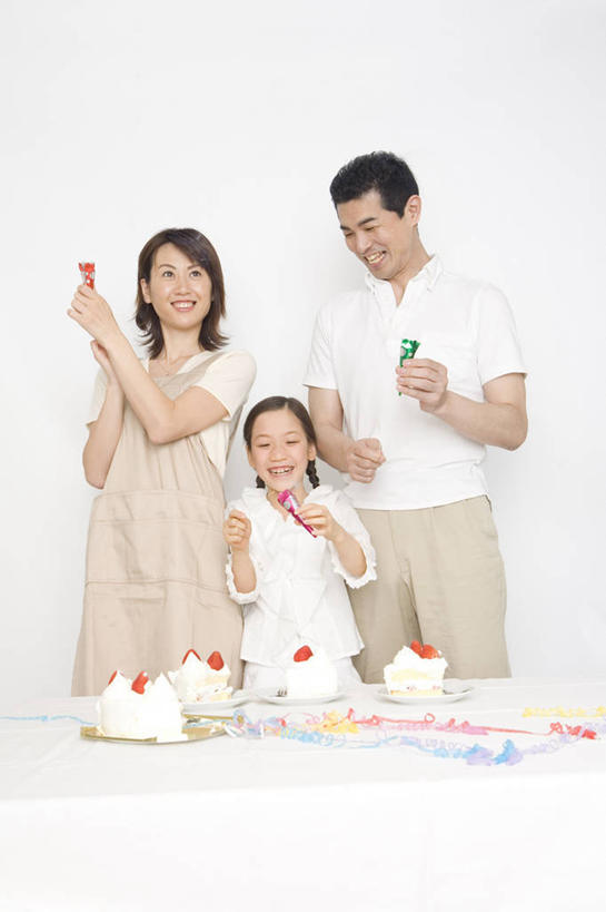 东方人,儿童,家庭,父母,母亲,父亲,女儿,笑,微笑,室内,白色背景,聚会,友谊,纯洁,草莓,水果,食品,糖果,小孩,温暖,温馨,一家人,可爱,童年,童趣,生活方式,明亮,和睦,童真,烂漫,无邪,天真,男人,男性,女孩,女人,亚洲人,孩子,彩图,影棚拍摄,融洽,蛋糕