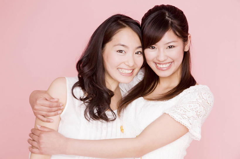 东方人,笑,微笑,室内,友谊,亚洲,肖像,女人,亚洲人,年轻人,拥抱,彩图,影棚拍摄