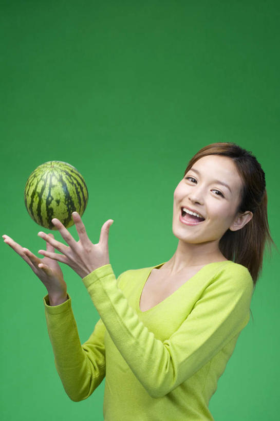 东方人,成年人,一个人,站,微笑,竖图,正面,快乐,幸福,西瓜,中国,亚洲,仅一个年轻女性,仅一个女性,仅一个人,瓜,饮食,绿色,自然,张嘴,摄影,接,愉悦,清新,张大嘴巴,东亚,健康食物,年轻女性,女人,女性,亚洲人,中国人,年轻人,张开嘴,扔,半身,彩图,影棚拍摄