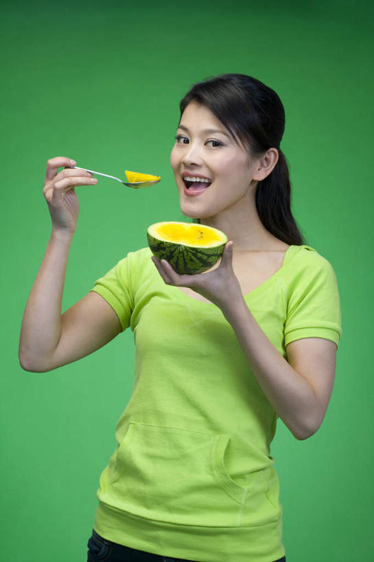 东方人,成年人,一个人,站,吃,竖图,正面,快乐,西瓜,中国,亚洲,仅一个年轻女性,仅一个女性,仅一个人,瓜,拿着,饮食,绿色,自然,张嘴,摄影,享乐,清新,张大嘴巴,东亚,健康食物,年轻女性,女人,女性,亚洲人,中国人,年轻人,张开嘴,半身,彩图,影棚拍摄