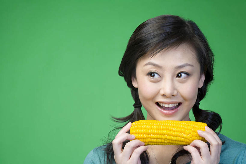 东方人,成年人,脸,头,脸颊,一个人,站,笑,微笑,横图,留白,正面,快乐,农业,玉米,蔬菜,中国,亚洲,仅一个年轻女性,仅一个女性,仅一个人,拿着,饮食,刺激,肩膀,绿色,张嘴,乐趣,摄影,享乐,清新,瘦身,张大嘴巴,东亚,健康食物,年轻女性,女人,女性,亚洲人,中国人,年轻人,头部,脸部,脸蛋,面部,张开嘴,彩图,影棚拍摄