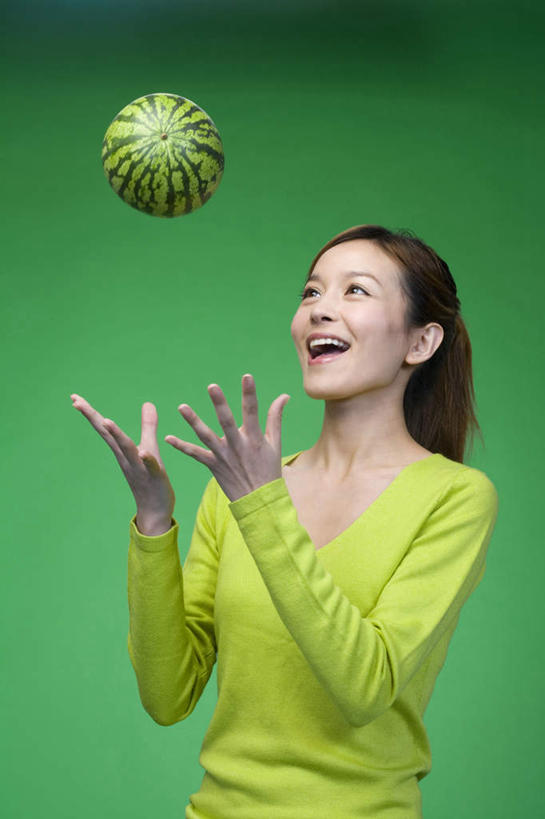 东方人,成年人,一个人,站,微笑,竖图,正面,快乐,幸福,西瓜,中国,亚洲,仅一个年轻女性,仅一个女性,仅一个人,瓜,饮食,绿色,自然,张嘴,摄影,接,愉悦,清新,张大嘴巴,东亚,健康食物,年轻女性,女人,女性,亚洲人,中国人,年轻人,张开嘴,扔,半身,彩图,影棚拍摄