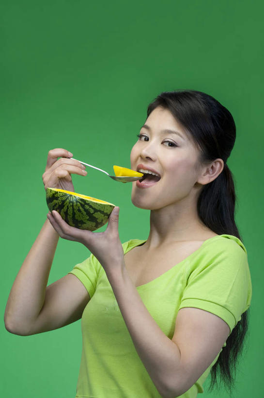 东方人,成年人,一个人,站,吃,竖图,正面,快乐,西瓜,中国,亚洲,仅一个年轻女性,仅一个女性,仅一个人,瓜,拿着,饮食,绿色,自然,张嘴,摄影,享乐,清新,张大嘴巴,东亚,健康食物,年轻女性,女人,女性,亚洲人,中国人,年轻人,张开嘴,半身,彩图,影棚拍摄