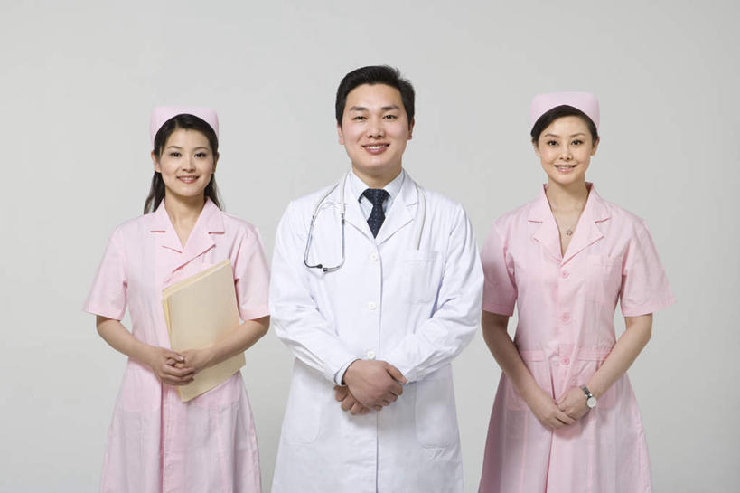 东方人,成年人,中年人,三个人,医生,护士,站,横图,正面,制服,信心,中国,亚洲,一排,整齐,文件,拿着,排列,听诊器,医护人员,医疗人员,职业,服务,摄影,卫生,队列,关爱,东亚,实验服,可靠,信任,男人,男性,年轻男性,年轻女性,女人,女性,亚洲人,中国人,年轻人,大夫,彩图,影棚拍摄