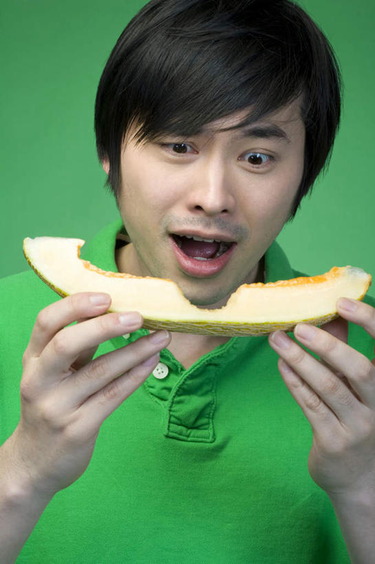 东方人,成年人,一个人,站,吃,竖图,正面,水果,中国,亚洲,仅一个男性,仅一个人,咬,哈密瓜,拿着,饮食,仅一个年轻男性,绿色,自然,张嘴,摄影,惊奇,悲伤,咬着,伤心,难过,清新,张大嘴巴,东亚,健康食物,悲哀,哀痛,悲戚,悲痛,震惊,男人,男性,年轻男性,亚洲人,中国人,年轻人,张开嘴,彩图,影棚拍摄