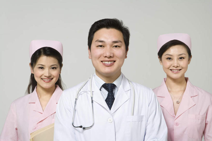 东方人,成年人,中年人,三个人,医生,护士,站,横图,正面,制服,信心,中国,亚洲,一排,整齐,文件,拿着,排列,听诊器,医护人员,医疗人员,职业,摄影,权威,卫生,队列,关爱,东亚,实验服,可靠,信任,男人,男性,年轻男性,年轻女性,女人,女性,亚洲人,中国人,年轻人,大夫,半身,彩图,影棚拍摄