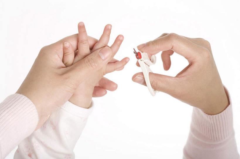 东方人,婴儿,儿童,手,两个人,家庭,母亲,女儿,儿子,特写,白色背景,正面,纯洁,拿着,小孩,温暖,温馨,母女,一家人,可爱,活泼,生长,和睦,关爱,宝宝,切断,纯真,烂漫,无邪,发展,开端,指甲剪,伶俐,天真,女人,女性,亚洲人,中国人,孩子,彩图,影棚拍摄,融洽,弱点