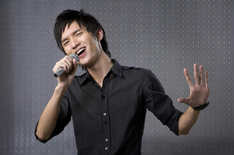 东方人,成年人,一个人,站,笑,微笑,露齿笑,夜晚,留白,正面,时尚,夜生活,快乐,幸福,信心,仅一个男性,仅一个人,音乐,休闲装,表演者,仅一个年轻男性,休闲,个性,生活方式,ktv包厢,包厢,唱,麦克风,酷,肖像,歌厅,包房,ktv包房,男人,男性,年轻男性,亚洲人,中国人,年轻人,休闲活动,歌手,半身,彩图,影棚拍摄,卡拉ok,英俊,流行音乐