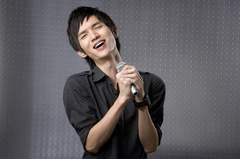 东方人,成年人,一个人,站,笑,微笑,露齿笑,夜晚,留白,正面,时尚,夜生活,快乐,幸福,信心,仅一个男性,仅一个人,音乐,休闲装,表演者,仅一个年轻男性,休闲,个性,生活方式,ktv包厢,包厢,唱,麦克风,酷,肖像,歌厅,包房,ktv包房,男人,男性,年轻男性,亚洲人,中国人,年轻人,休闲活动,歌手,半身,彩图,影棚拍摄,卡拉ok,英俊,流行音乐