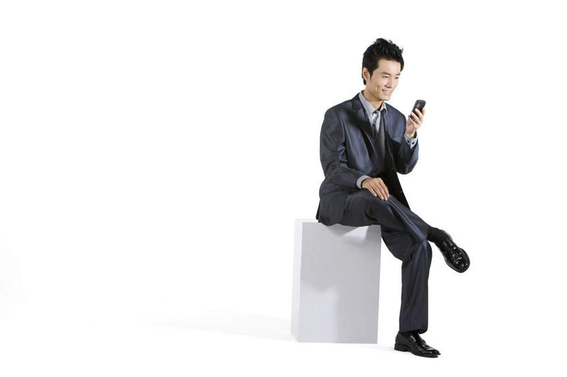 东方人,成年人,一个人,商务人士,商务男性,坐,笑,打电话,微笑,露齿笑,留白,白色背景,正面,衬衫,商务,快乐,幸福,信心,手机,北京,中国,亚洲,仅一个男性,仅一个人,套装,联系,拿着,仅一个年轻男性,职业,摄影,影棚,便利,享乐,摄影棚,发短信,商务装,翻盖手机,工薪阶层,东亚,无线电技术,男人,男性,年轻男性,亚洲人,中国人,年轻人,白领,上班族,电话机,彩图,影棚拍摄,衬衣,拍摄