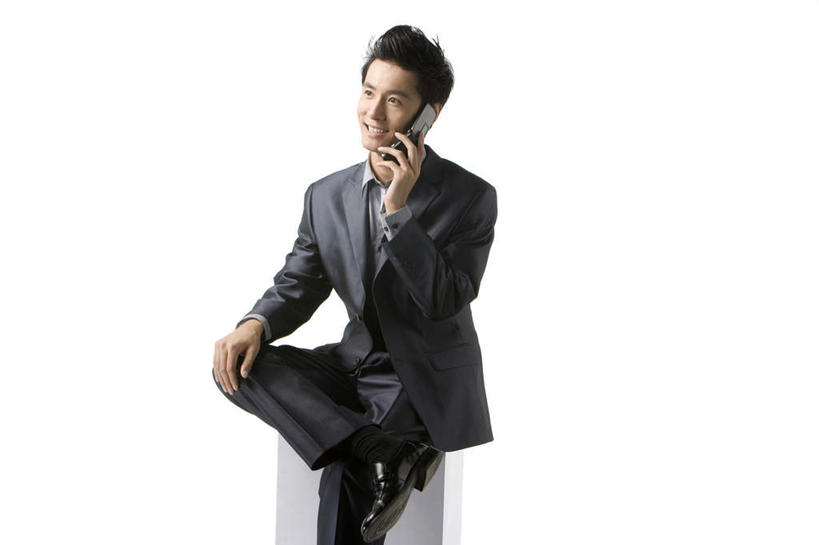 东方人,成年人,一个人,商务人士,商务男性,坐,笑,打电话,微笑,露齿笑,留白,白色背景,正面,衬衫,商务,快乐,幸福,信心,手机,北京,中国,亚洲,仅一个男性,仅一个人,套装,联系,拿着,仅一个年轻男性,职业,摄影,影棚,便利,享乐,摄影棚,商务装,翻盖手机,工薪阶层,东亚,无线电技术,男人,男性,年轻男性,亚洲人,中国人,年轻人,白领,上班族,电话机,彩图,影棚拍摄,衬衣,拍摄