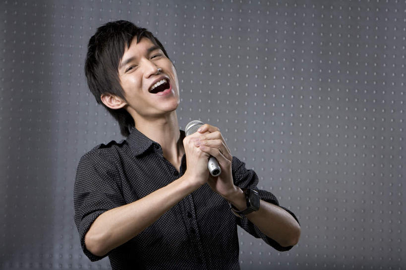 东方人,成年人,一个人,站,笑,微笑,露齿笑,夜晚,留白,正面,时尚,夜生活,快乐,幸福,信心,仅一个男性,仅一个人,音乐,休闲装,表演者,仅一个年轻男性,休闲,个性,生活方式,ktv包厢,包厢,唱,麦克风,酷,肖像,歌厅,包房,ktv包房,男人,男性,年轻男性,亚洲人,中国人,年轻人,休闲活动,歌手,半身,彩图,影棚拍摄,卡拉ok,英俊,流行音乐