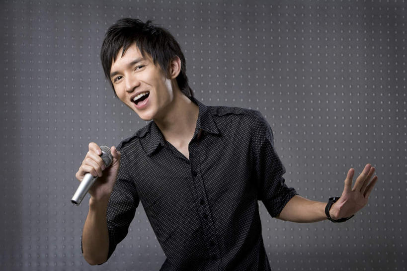 东方人,成年人,一个人,站,笑,微笑,露齿笑,夜晚,留白,正面,时尚,夜生活,快乐,幸福,信心,仅一个男性,仅一个人,音乐,休闲装,表演者,仅一个年轻男性,休闲,个性,生活方式,ktv包厢,包厢,唱,麦克风,酷,肖像,歌厅,包房,ktv包房,男人,男性,年轻男性,亚洲人,中国人,年轻人,休闲活动,歌手,半身,彩图,影棚拍摄,卡拉ok,英俊,流行音乐