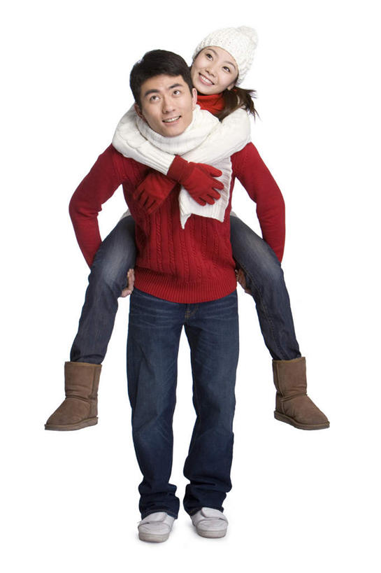 东方人,成年人,背,两个人,笑,微笑,露齿笑,竖图,白色背景,正面,毛衣,快乐,友谊,幸福,帽子,北京,中国,亚洲,连接,冬天,浪漫,刺激,手套,围巾,背着,向上看,寒冷,搭,摄影,搭着,运送,东亚,编织帽,背负,男人,男性,年轻男性,年轻女性,女人,女性,亚洲人,中国人,年轻人,拥抱,彩图,影棚拍摄,雪靴,伴侣