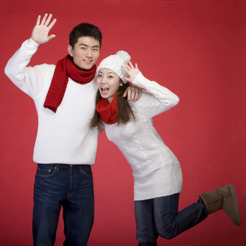 东方人,成年人,两个人,举,笑,微笑,露齿笑,方图,正面,毛衣,快乐,友谊,幸福,帽子,北京,中国,亚洲,并排,冬天,刺激,红色,白色,围巾,手势,托,寒冷,搭,摄影,搭着,东亚,编织帽,男人,男性,年轻男性,年轻女性,女人,女性,亚洲人,中国人,年轻人,举起,举手,举着,向上举,向上伸,向上托,彩图,影棚拍摄,雪靴,伴侣,打手势
