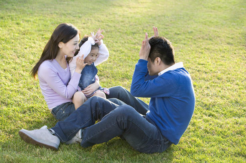 东方人,儿童,中指,三个人,家庭,母亲,父亲,女儿,公园,坐,举,笑,微笑,露齿笑,横图,室外,白天,侧面,游戏,快乐,幸福,纯洁,北京,中国,亚洲,连接,兔子,牛仔裤,休闲装,小孩,绿色,自然,手势,托,温暖,温馨,一家人,面对面,可爱,乐趣,童年,童趣,摄影,生活方式,兔,和睦,享乐,食指,关爱,肖像,童真,东亚,烂漫,无邪,天真,男人,男性,年轻男性,年轻女性,女孩,女人,女性,亚洲人,中国人,孩子,年轻人,秋天,休闲活动,举起,举手,举着,向上举,向上伸,向上托,坐着,彩图,爱,融洽,打手势