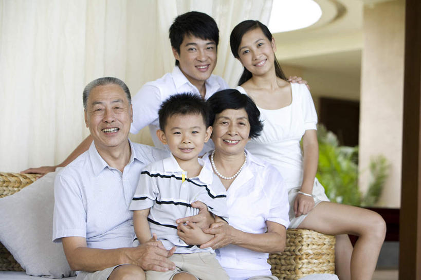 东方人,儿童,老年人,人群,家庭,母亲,父亲,儿子,祖父母,祖母,祖父,坐,笑,微笑,露齿笑,横图,室外,白天,正面,旅游,度假,快乐,幸福,纯洁,酒店,三亚,中国,亚洲,连接,并排,休闲装,娱乐,小孩,白色,夏天,享受,休闲,温暖,温馨,一家人,放松,可爱,童年,童趣,摄影,生活方式,和睦,柳条,关爱,华贵,肖像,露营,野营,童真,东亚,烂漫,无邪,海南岛,宿营,天真,老年男性,老年女性,男孩,男人,男性,年轻男性,年轻女性,女人,女性,亚洲人,中国人,孩子,年轻人,全家福,孙子,休闲活动,半身,彩图,旅行,爱,融洽