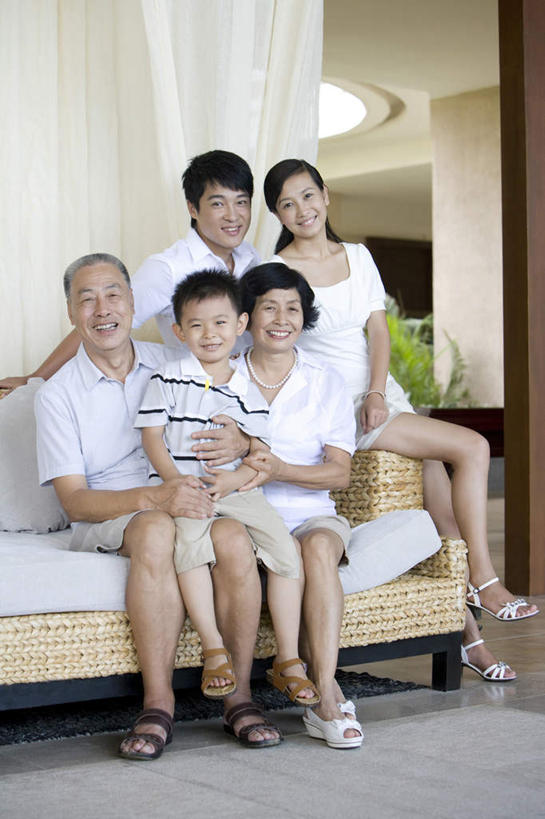 东方人,儿童,老年人,人群,家庭,母亲,父亲,儿子,祖父母,祖母,祖父,坐,笑,微笑,露齿笑,竖图,室外,白天,正面,旅游,度假,快乐,幸福,纯洁,酒店,三亚,中国,亚洲,连接,并排,休闲装,娱乐,小孩,白色,夏天,享受,休闲,温暖,温馨,一家人,放松,可爱,童年,童趣,摄影,生活方式,和睦,柳条,关爱,华贵,肖像,露营,野营,童真,东亚,烂漫,无邪,海南岛,宿营,天真,老年男性,老年女性,男孩,男人,男性,年轻男性,年轻女性,女人,女性,亚洲人,中国人,孩子,年轻人,全家福,孙子,休闲活动,彩图,旅行,爱,融洽
