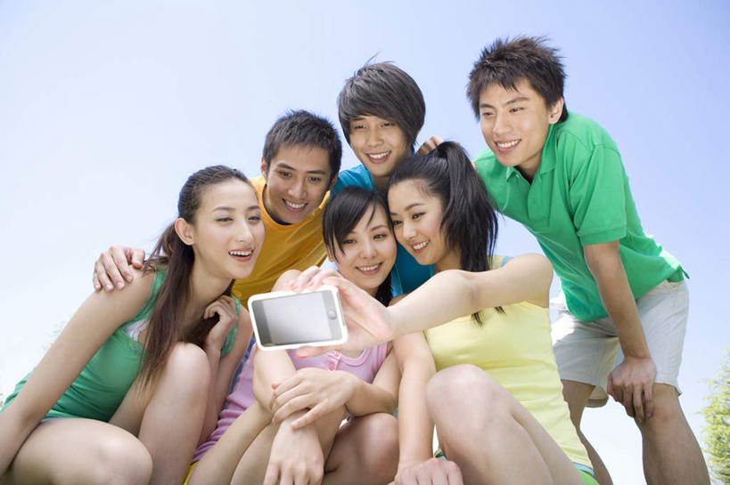 东方人,人群,蹲,笑,微笑,露齿笑,横图,室外,白天,正面,仰视,时尚,快乐,通讯,友谊,幸福,手机,北京,中国,亚洲,并排,拿着,休闲装,天空,春天,夏天,搭,自拍,摄影,生活方式,酷,搭着,东亚,万里无云,无线电技术,男人,男性,年轻男性,年轻女性,女人,女性,亚洲人,中国人,年轻人,电话机,半身,彩图,低角度拍摄