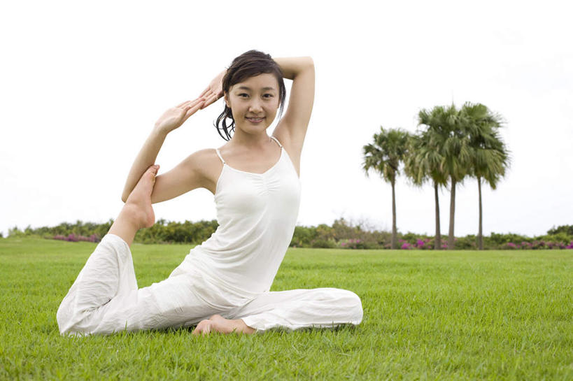 东方人,一个人,坐,笑,微笑,露齿笑,横图,室外,白天,侧面,锻炼,旅游,度假,快乐,美景,棕榈树,三亚,中国,亚洲,仅一个年轻女性,仅一个女性,仅一个人,抱头,伸展,景观,休闲装,娱乐,草,白色,自然,夏天,享受,休闲,赤脚,景色,安静,放松,活力,平衡,瑜珈,宁静,协调,动作,双手抱头,专心,优美,热带气候,自然风光,弹性,东亚,海南岛,捧首,捧头,灵性,年轻女性,女人,女性,亚洲人,中国人,年轻人,休闲活动,椰子树,坐着,鸽子式