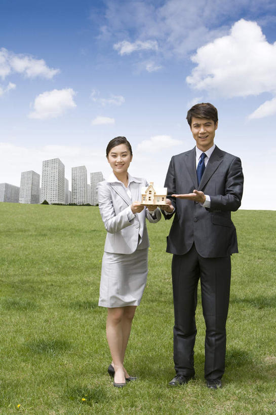 东方人,成年人,两个人,商务人士,商务男性,商务女性,笑,微笑,露齿笑,竖图,室外,白天,正面,衬衫,快乐,幸福,水,建筑,北京,中国,亚洲,套装,领带,拿着,草,摄影,都市风光,房地产,房地产经纪人,商务装,自然现象,工薪阶层,东亚,发展,建筑模型,男人,男性,年轻男性,年轻女性,女人,女性,亚洲人,中国人,年轻人,白领,上班族,彩图,衬衣