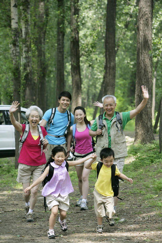 东方人,儿童,老年人,四个人,人群,家庭,夫妻,母亲,父亲,女儿,儿子,兄弟,姐妹,祖父母,祖母,祖父,跑,笑,微笑,露齿笑,竖图,室外,白天,正面,爱情,旅游,度假,快乐,幸福,纯洁,旅途,美景,森林,汽车,北京,中国,亚洲,连接,景观,浪漫,挥手,休闲装,娱乐,树,小孩,绿色,自然,夏天,享受,休闲,温暖,温馨,父子,母子,一家人,景色,恩爱,放松,父爱,可爱,母爱,童年,童趣,恋人,摄影,宁静,和睦,自然风光,问候,肖像,童真,东亚,烂漫,无邪,背包客,冒险,天真,老年男性,老年女性,男孩,男人,男性,年轻男性,年轻女性,女孩,女人,女性,亚洲人,中国人,孩子,年轻人,夫妇,情侣,全家福,孙女,孙子,休闲活动,手牵手,彩图,旅行,伴侣,融洽,男生